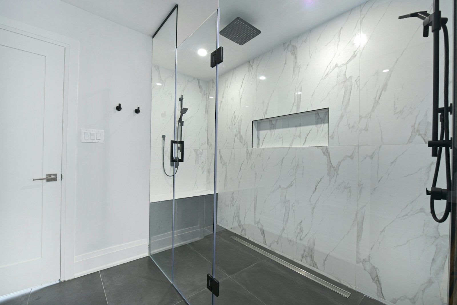 Ducha luminosa de un baño moderno